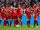 Hrái Bayernu oslavují gól v síti Herthy Berlín.