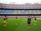 Hrái Las Palmas se rozcviují ped prázdnými tribunami v Barcelon.
