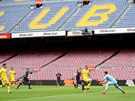 Fotbalisté Barcelony (v tmavém) a Las Palmas ped prázdnými tribunami v...