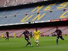 Fotbalisté Barcelony (v tmavém) a Las Palmas ped prázdnými tribunami v...