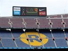Prázdné tribuny barcelonského stadionu Camp Nou v utkání s Lam Palmas.