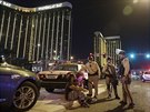 Policie zasahuje na koncert v Las Vegas, kde stelec zabil desítky lidí. (2....