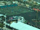 Výhled z 31. patra hotelu a kasina Mandalay Bay na místo konání koncertu....