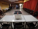 Organizátoi hlasování do nkterých volebních místností umisují volební urny a...