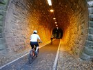 Cyklistická stezka vedená tunelem po trase bývalé eleznice