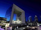 Grande Arche (Velký oblouk) je symbolem moderní paíské tvrti La Defense.