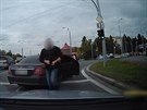 Hrubý zákrok policistů v civilu proti řidiči z Karlovarska