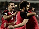 Egypttí fotbalisté se radují ze vstelené branky v utkání s Kongem.