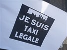 Nkteí úastníci protestu mají na voze nalepenou samolepku s nápisem Je suis...