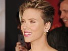 Hereka Scarlett Johansson vsadila letos na krátký sestih. Na kráse jí to...