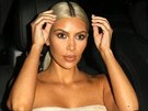 Kim Kardashianová se nechala obarvit na blond. Odrosty svých tmavých vlas ale...