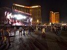 Amerian Stephen Paddock na koncert country zpváka Jasona Aldeana v Las Vegas...