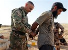 Kurdský pešmerga zatýká bojovníky Islámského státu nedaleko města Kirkúk na...