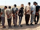 Bojovníci Islámského státu zatčení kurdskými pešmergy nedaleko iráckého Kirkúku...