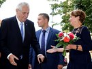 Starostka atce Zdeka Hamousová vítá prezidenta Miloe Zemana pi píjezdu...