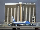 Air Force One s prezidentem Trumpem přistává na letišti v Las Vegas a míjí...