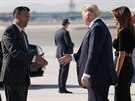 Prezident Donald Trump s manelkou Melanií se vítají s nevadským guvernérem...