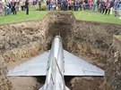 Britský umlec pohbívá v Dolních Beanech slavný MiG-21