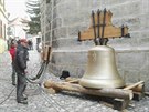 Vyzdviení nového zvonu do ve kostela sv. Jakuba v Kutné Hoe