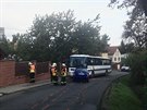 Dal�� autobus se srazil s autem v obci Sedlec v Praze-v�chod. (6.10.2017)