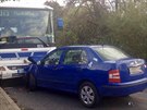 Dal�� autobus se srazil s autem v obci Sedlec v Praze-v�chod. (6.10.2017)