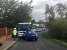 Dal�� autobus se srazil s autem v obci Sedlec v Praze-v�chod. (6.10.2017)