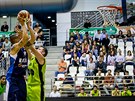 Kolínský basketbalista Ladislav Horák (v modrém) stílí na brnnský ko.