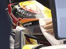 Lewis Hamilton ze stáje Mercedes si utírá kapky det bhem tréninku na VC...