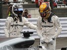 Lewis Hamilton (vpravo) ovládl kvalifikaci v Suzuce a pijímá gratulaci od...