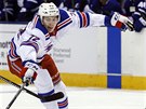 Filip Chytil z NY Rangers bojuje o puk.