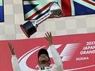 Lewis Hamilton z Mercedesu slaví vítzství ve Velké cen Japonska.