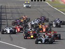 Lewis Hamilton z Mercedesu vévodí poadí po startu Velké ceny Japonska.