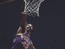 Connie Hawkins smeuje v dresu Phoenix Suns proti NY Knicks. Momentka z roku...