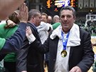 Pascal Donnadieu slaví se svými mui z Nanterre 92 vítzství ve FIBA Europe...