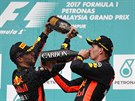 Max Verstappen (vpravo) slaví triumf ve Velké cen Malajsie, vlevo je tetí...