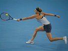 Petra Kvitová returnuje v semifinále turnaje v Pekingu.