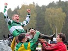 okej Jan Kratochvíl slaví triumf ve 127. Velké pardubické.