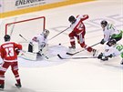 Momentka z duelu mezi hokejisty Olomouce (ervená) a Mladé Boleslavi