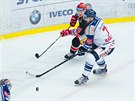 Momentka z utkání mezi hokejisty Hradce Králové (erná) a Vítkovic