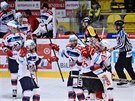 Pardubičtí hokejisté slaví vítězství nad Litvínovem po samostatných nájezdech.