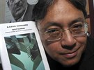 Kazuo Ishiguro pózuje s italským vydáním své knihy pi píleitosti pevzetí...