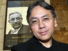 Kazuo Ishiguro pózuje ped pevzetím italské ceny (8. srpna 2017).