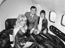 Hugh Hefner s modelkami ve svém letadle (Burbank, 17. února 1970)