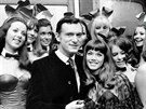 Hugh Hefner a Barbara Bentonová se zajíky (Londýn, 5. záí 1969)