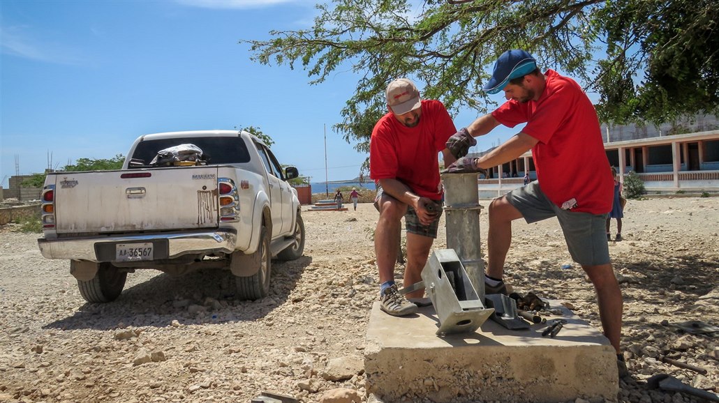 Pracovníci projektu Praga-Haiti p�i oprav� studny.