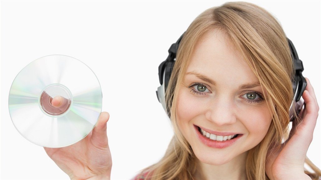 Dívka poslouchající nejspíše prázdný CD přehrávač. Dívka poslouchající nejspíše prázdný CD přehrávač.