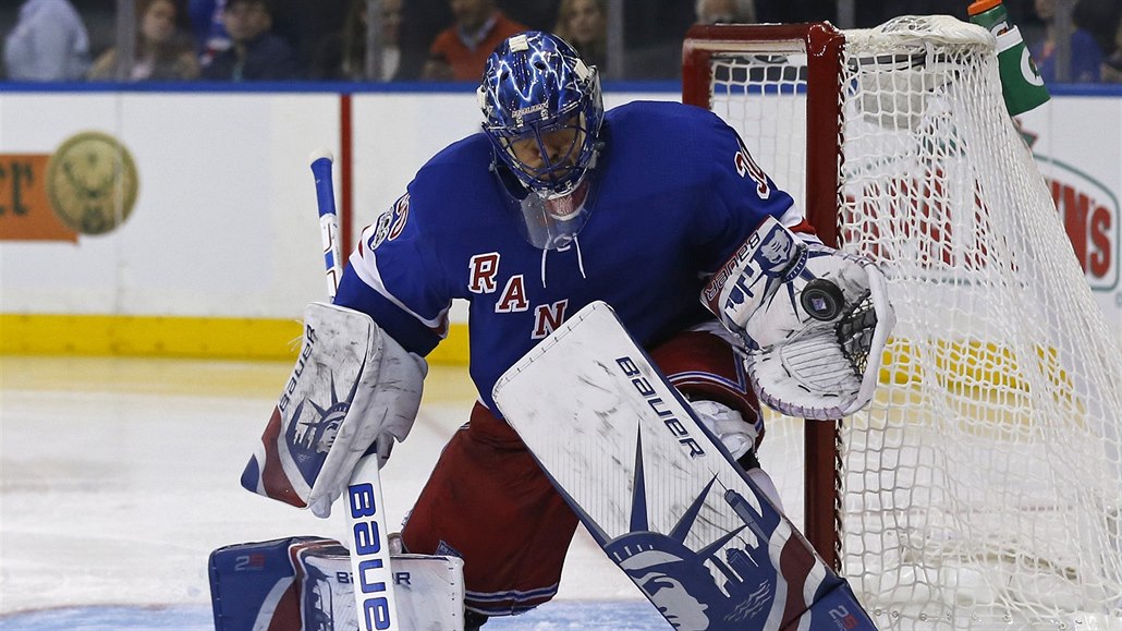 Henrik Lundqvist si v brance New York Rangers  p�ipisuje dal�í úsp�ný zákrok.