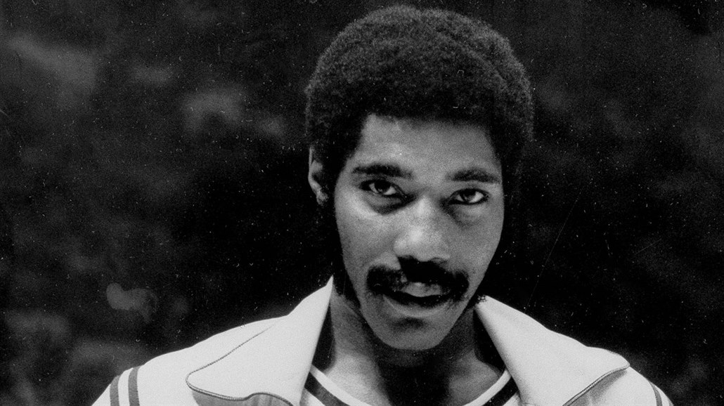 Connie Hawkins v dresu Los Angeles Lakers. Momentka z roku 1973.