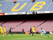 Fotbalist Barcelony (v tmavm) a Las Palmas ped przdnmi tribunami v...