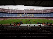 Pohled na przdn stadion Camp Nou ped utknm domc Barcelony s Las Palmas.